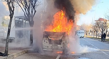 Alevlerin bir anda sardığı minibüsteki yangın paniğe neden oldu