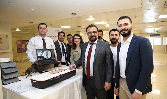 Algoloji uzmanları İzmir'de buluştu; ağrı pili uygulamasını akıllı gözlükle anlık olarak izledi