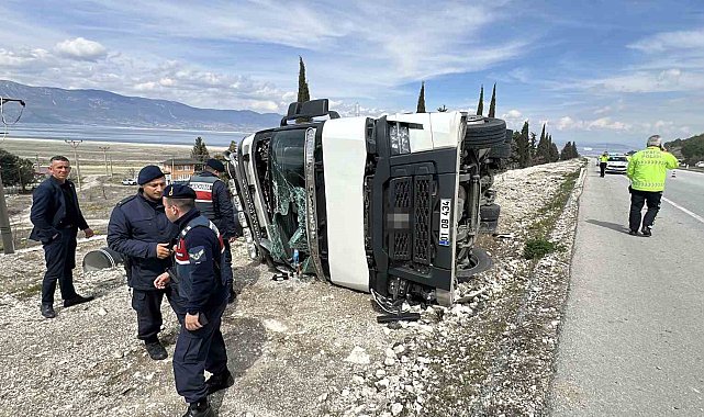 Alkollü sürücünün kullandığı tır yan yattı: 1 yaralı