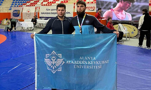 ALKÜ'lü öğrenci güreş şampiyonasından madalyayla döndü