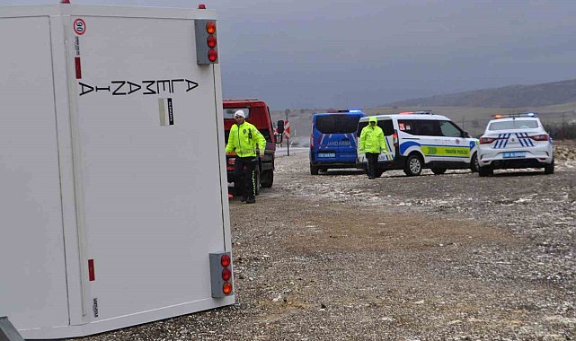 Alman turistin kullandığı karavanla otomobil çarpıştı: 1'i ağır 3 yaralı