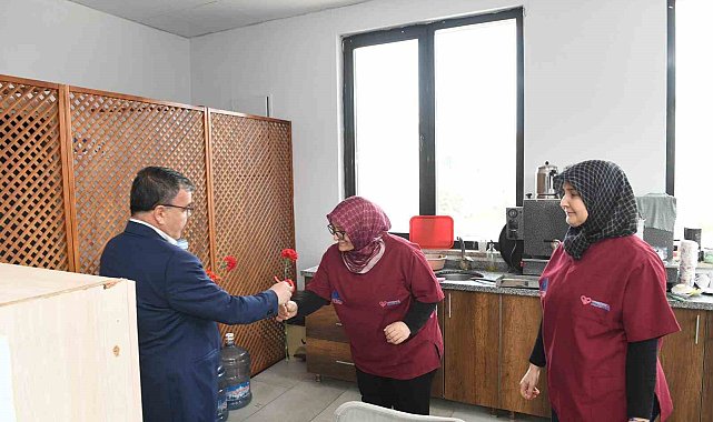 Altıeylül' de kadın emeğine karanfilli kutlama
