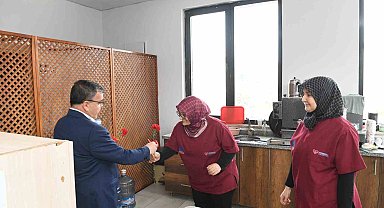 Altıeylül' de kadın emeğine karanfilli kutlama