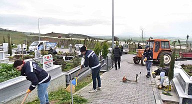 Altıeylül'de bayram öncesi mezarlıklarda yoğun mesai