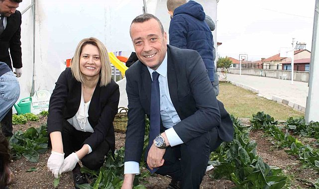 Altıntaş Zafer İlkokulu Tarım Atölyesinin ilk hasadı ıspanak oldu