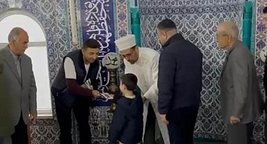 Anamur'da bayram namazı sonrası çocuklara harçlık dağıtıldı