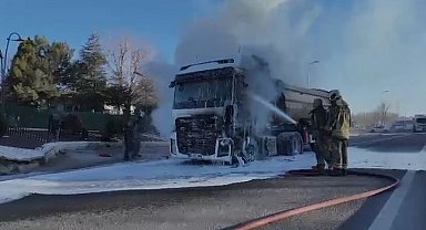 Ankara'da seyir halindeki hafriyat kamyonu yandı