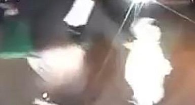 Annesinin elinden kaçıp yola koşan çocuk kazadan kurtuldu