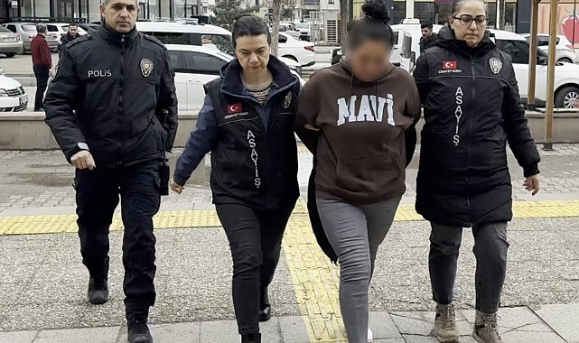 Annesinin sevgilisini bıçaklayan genç ve polise tokat atan annesi adliyede