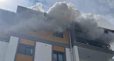 Antakya'da alevlere teslim olan ev kullanılmaz hale geldi