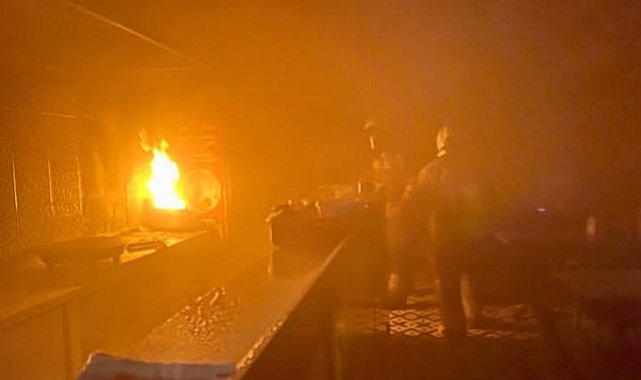 Antakya'da kızartma makinesinden çıkan yangında dönercide alevler yükseldi