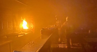 Antakya'da kızartma makinesinden çıkan yangında dönercide alevler yükseldi