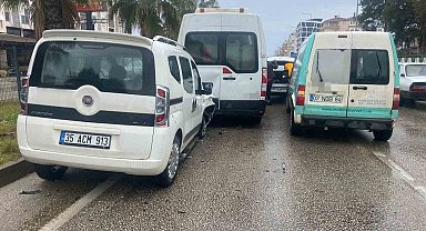 Antalya'da 4 araçlı zincirleme kaza: Araçta sıkışan yolcu itfaiye ekiplerince çıkartıldı