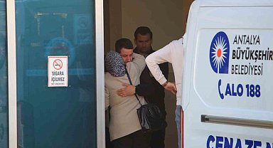 Antalya'da bariyerlere çarpan motosikletli hayatını kaybetti