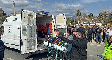 Antalya'da motosiklet hafif ticari araçla çarpıştı: 2 yaralı