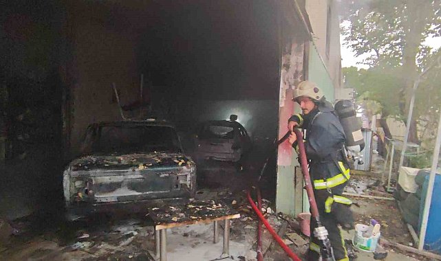 Antalya'da oto boyama atölyesindeki yangında iki iş yeri zarar gördü