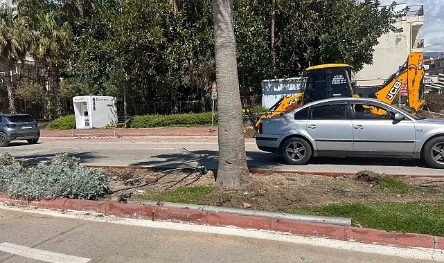 Antalya'da otomobil elektrik direğine çarptı: 2 yaralı