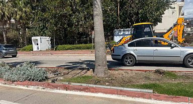 Antalya'da otomobil elektrik direğine çarptı: 2 yaralı
