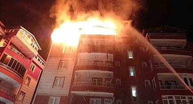 Apartmanın teras katı alevlere teslim oldu