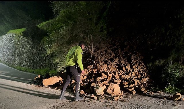 Araç kazayı kıl payı böyle atlattı, heyelanla düşen kayalar yola savruldu