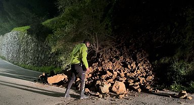 Araç kazayı kıl payı böyle atlattı, heyelanla düşen kayalar yola savruldu