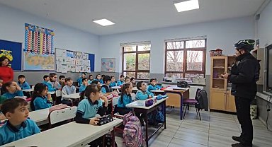 Arama kurtarma köpeği Tipo, öğrencilerin gözdesi oldu