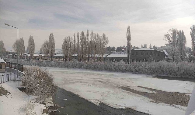 Ardahan'da kar yerini soğuk havaya bıraktı