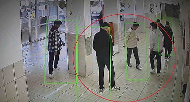Arkadaşlarının top olarak oynadığı boş pet şişeyi çöpe atan kız öğrenci çevre duyarlılığıyla taktir topladı