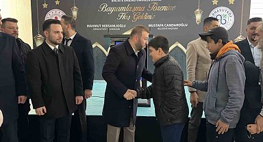 Arnavutköy'de bayram namazı sonrası ilçe protokolü vatandaşlarla bayramlaştı