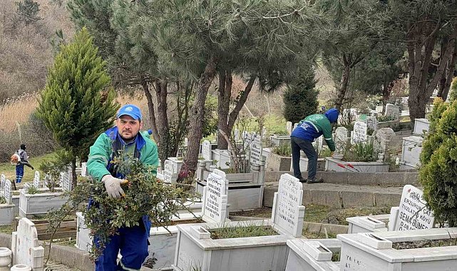 Arnavutköy'de bayram öncesi mezarlıklar temizlenerek ziyarete hazır hale getirildi