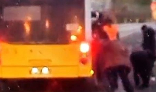 Arnavutköy'de çamurlu yolda ilerleyemeyen İETT otobüsünü vatandaşlar itti