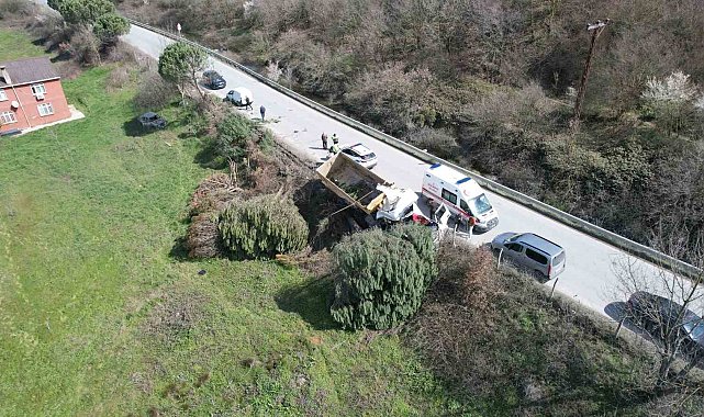 Arnavutköy'de hafriyat kamyonu çayırlık alana uçtu, ağaçların devrildiği alan havadan görüntülendi