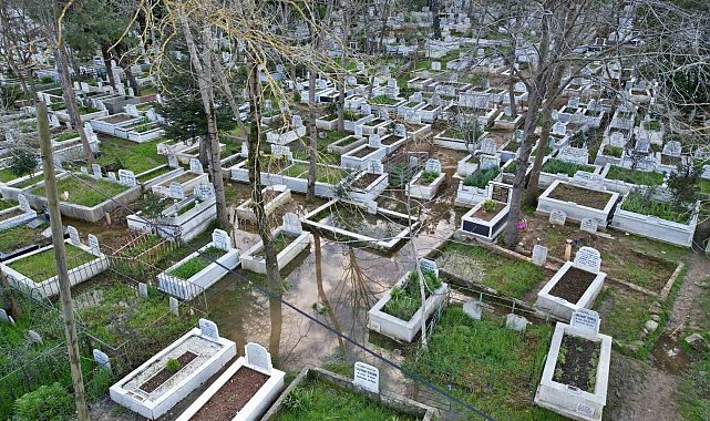 Arnavutköy'de mezarlık sular altında kaldı