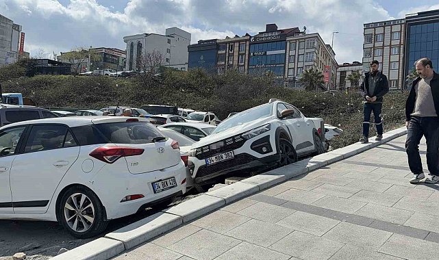 Arnavutköy'de park etmek isterken araçların üzerine çıktı