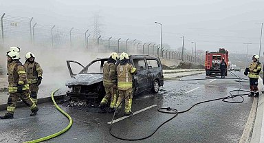 Arnavutköy'de seyir halindeki VIP taksi alev alev yandı