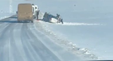 Arpaçay'da yoldan çıkan aracı köylüler el birliğiyle kurtardı