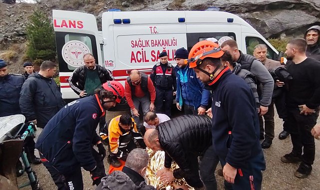 Artvin'de araç uçuruma yuvarlandı: 1 yaralı