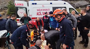 Artvin'de araç uçuruma yuvarlandı: 1 yaralı