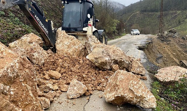 Aşırı yağışlar heyelana neden oldu yol çatladı