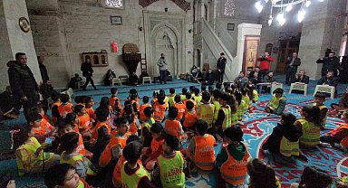 Asırlık camide yaşlılara anlamlı ziyaret