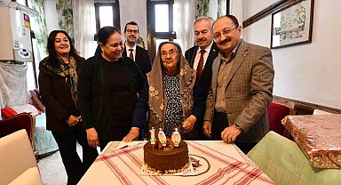 Asırlık çınar 100. yaş gününde yalnız bırakılmadı