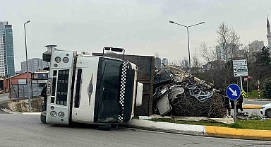 Ataşehir'de kamyon devrilerek yan yattı