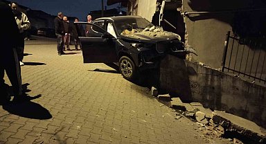 Ataşehir'de kontrolden çıkan otomobil, yıktığı istinat duvarında asılı kaldı