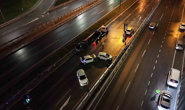 Ataşehir'de zincirleme kaza: Yardım için duran araçlar da kazaya karıştı, 3 yaralı
