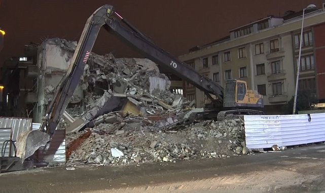 Avcılar'da kentsel dönüşüm kapsamında yapılan yıkım kontrolden çıktı, o anlar kamerada