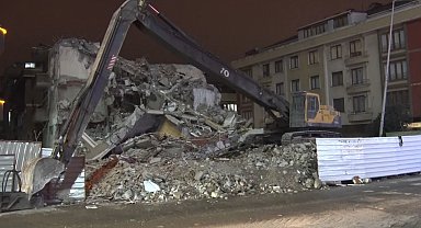 Avcılar'da kentsel dönüşüm kapsamında yapılan yıkım kontrolden çıktı, o anlar kamerada