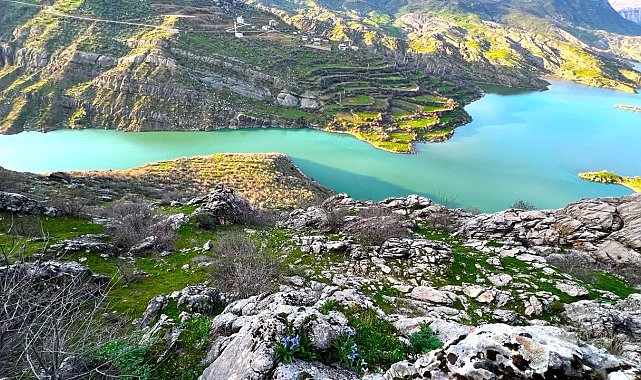 Ayı Nevruzu Gerger kayalıklarını renklendirdi