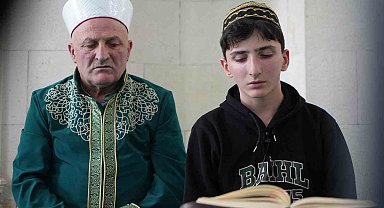 Aynı kubbe altında iki nesil: Hafız oğul mukabele okuyor, imam hatip baba namaz kıldırıyor