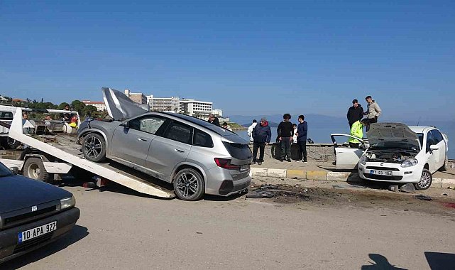 Ayvalık'ta iki araç çarpıştı 2'si ağır 6 kişi yaralandı
