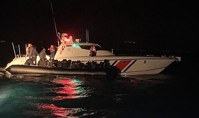 Ayvalık'ta motoru arızalanan botla denizde sürüklenen 39 göçmen kurtarıldı